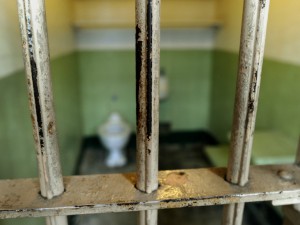 La Corte europea dei diritti umani di Strasburgo condanna il nostro Paese per il problema del sovraffollamento delle carceri: i detenuti costretti in celle troppo piccole, per sette di loro l’Italia deve pagare un ammontare totale di 100mila euro per danni morali.