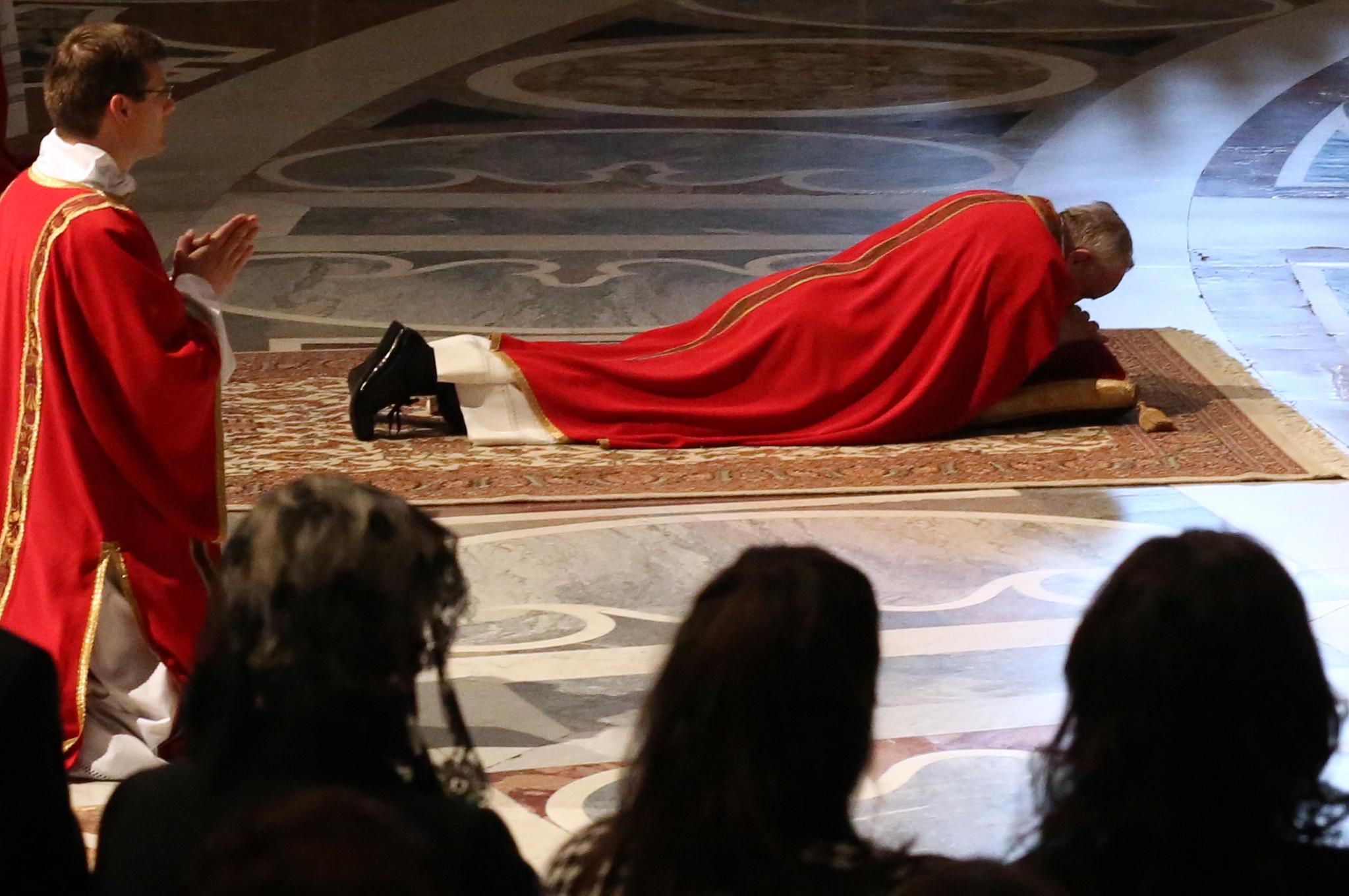 Il Venerd Santo Di Francesco Si Stende A Terra Per Pregare E Presiede 
