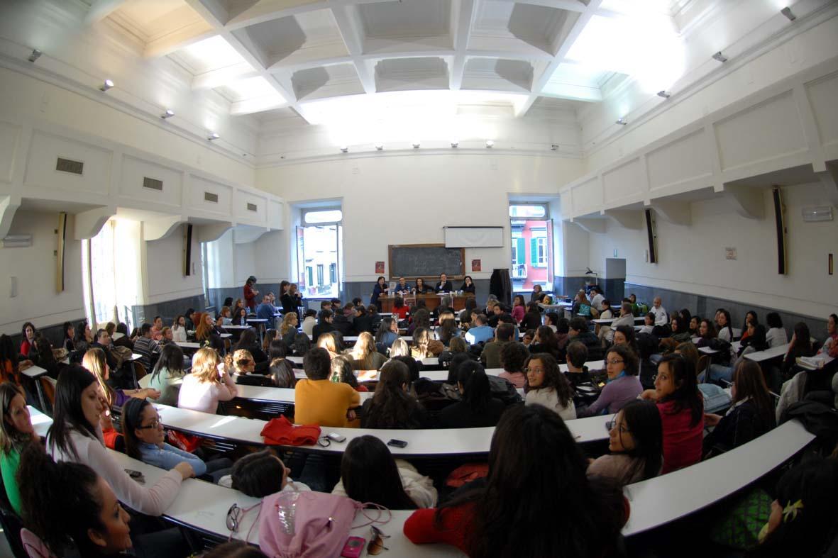 Professore Ubriaco A Lezione Insultava Gli Studenti Allontanato Dall Universita Di Pavia Ask anthony uly a question now. fanpage