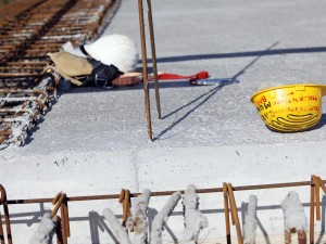 Due operai precipitano da sei metri di altezza a causa del crollo di un solaio: sono gravissimi