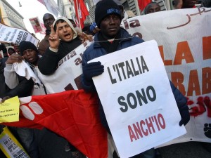 Ius soli, Gentiloni: "Atto di civiltà". Grillo dice no: "Basta Buonismo"