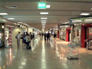 Fiumicino, tenta di sequestrare il bimbo di due turisti: preso
