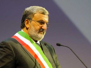 Il pesce d'aprile del sindaco di Bari: "Vietato mangiare pesce crudo con le mani"