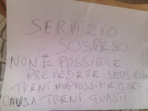 Disastro Cumana: si fermano i treni, bagnanti a piedi