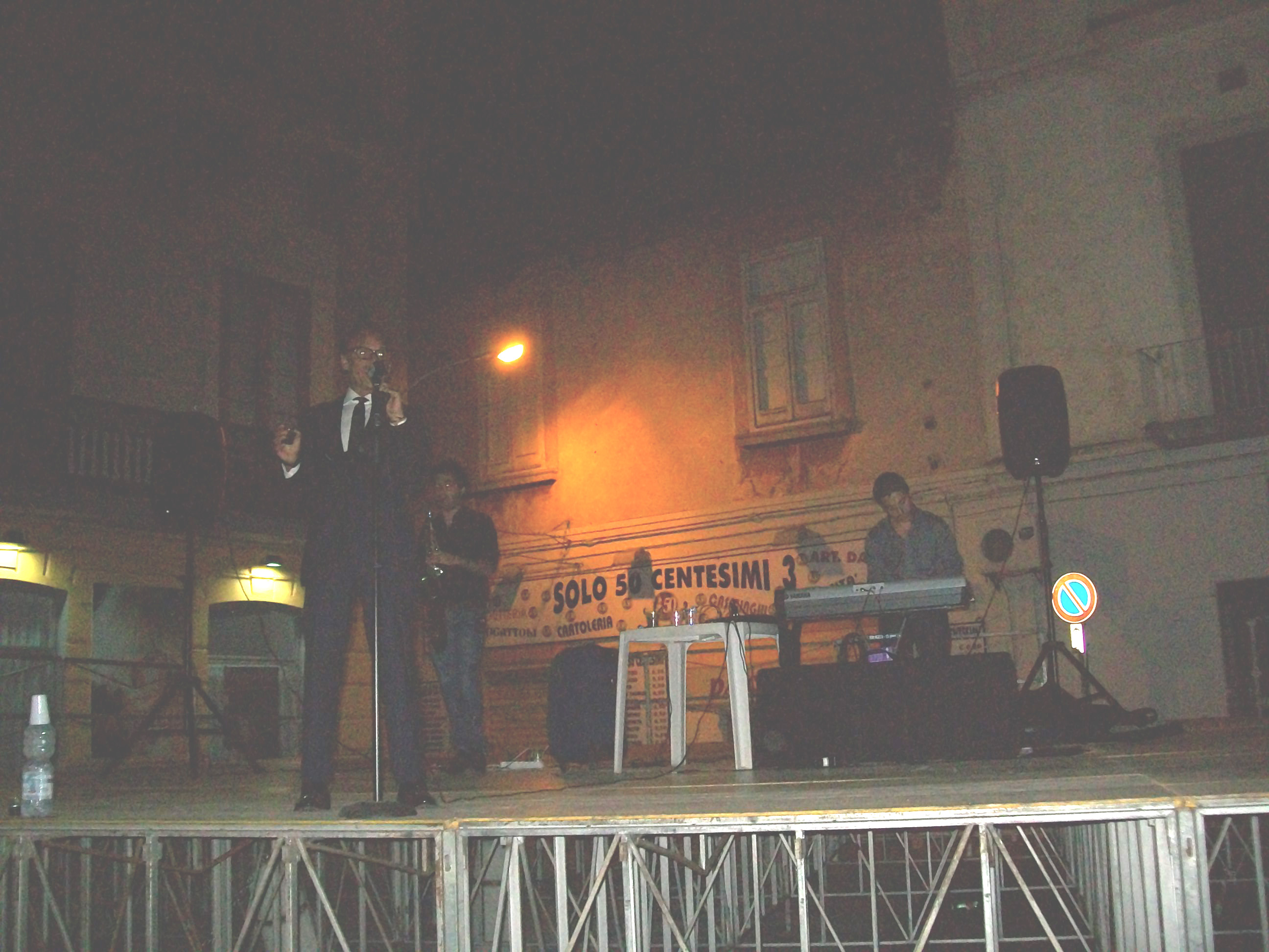 Fuori programma degli "Swingers" in piazza Mazzini