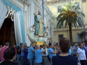La statua della Madonna Assunta portata in processione