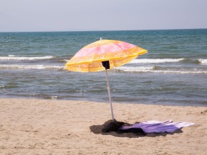 Licola, una spiaggia deserta dopo i sequestri