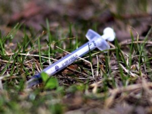 Piacenza, sventano il furto di una bici: tossicodipendente li ferisce con una siringa