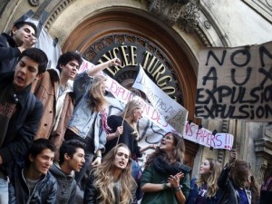 Parigi: licei in agitazione. Gli studenti chiedono il rientro a scuola della rom Leonarda