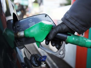 Benzina, maxi aumento per finanziare Cig e social card