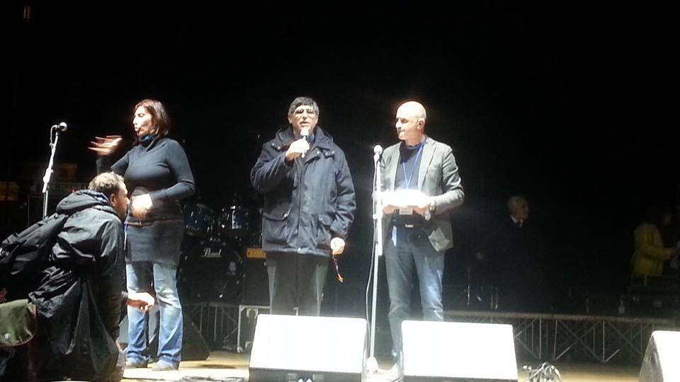 Don Patriciello sul palco