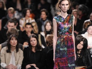 Il mondo ruinoso, etereo, instabile, fatto di paillettes e lustrini... il prêt-à-porter!