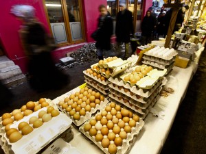 "Uova contaminate dalla diossina": la denuncia dell'Asl di Milano