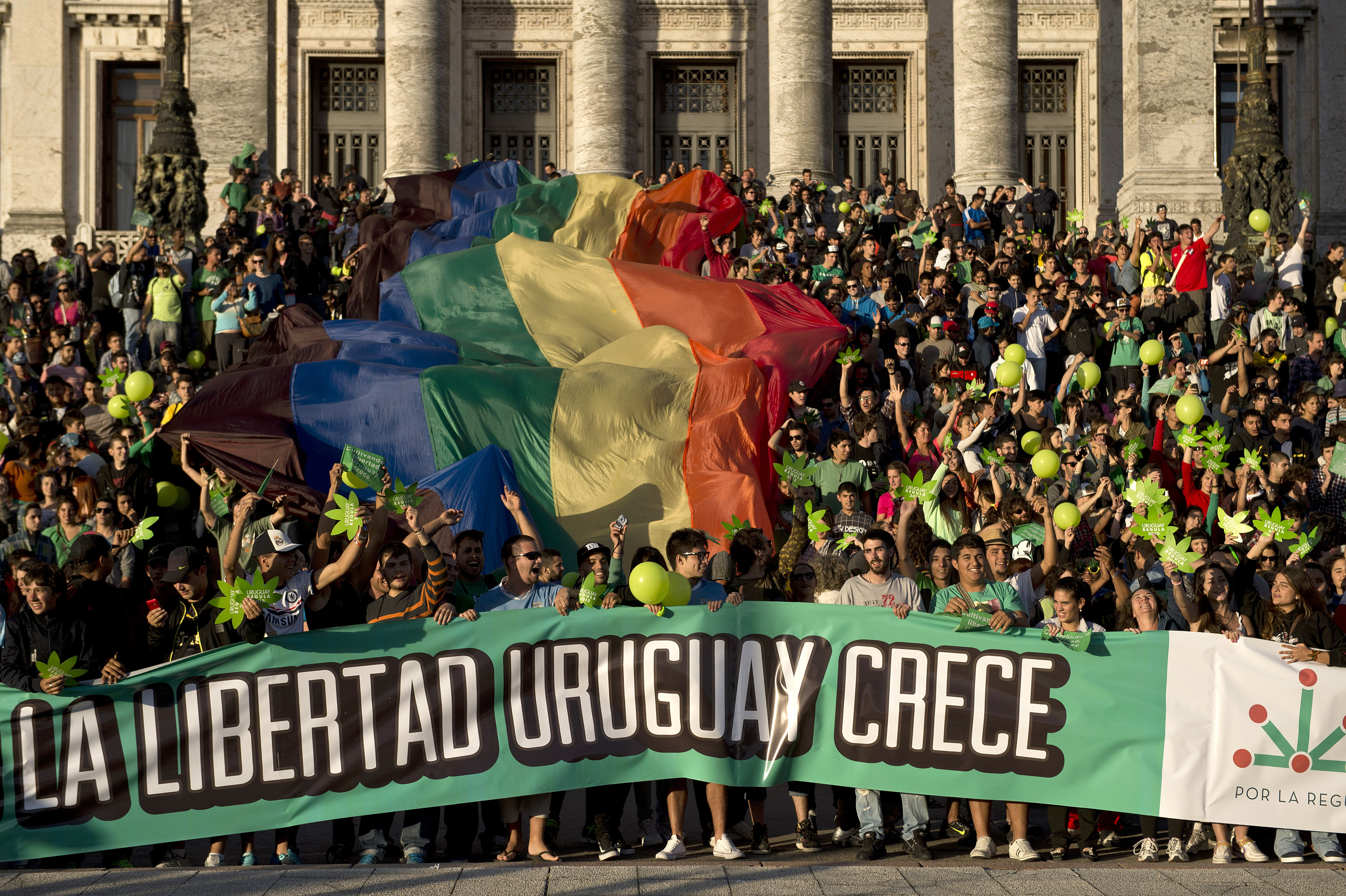 Uruguay: è festa davanti al Parlamento dopo la notizia del sì alla legge che legalizza la marijuana / foto GETTYIMAGES
