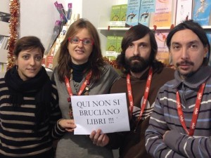 Savona, i forconi in libreria: “Chiudete, bruciate i libri”