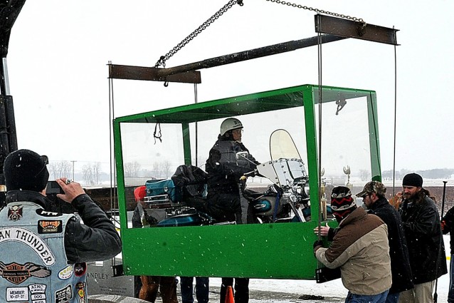 Muore e si fa seppellire con la sua Harley Davidson (FOTO)