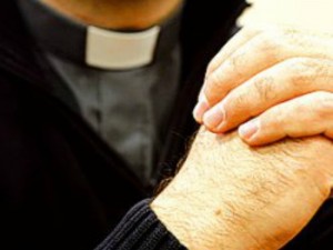 Novara, le parole choc del parroco di Cameri: “Convivere è peggio di uccidere”