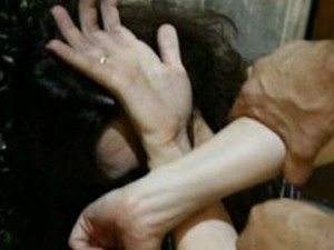Orrore a Gela: per impedire alla moglie di uscire le spezza le gambe con una sedia