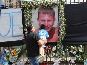 In ventimila per i funerali di Ciro Esposito a Scampia