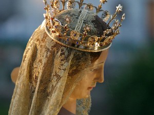 In Calabria la Madonna portata in processione fa l’inchino al boss