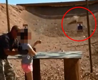“Ti faccio vedere come si spara”: a 9 anni uccide l’istruttore di tiro (VIDEO)