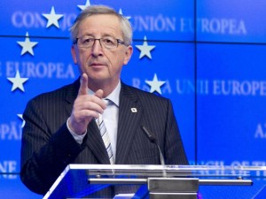 Migranti, Juncker rende omaggio all'Italia: "Ha salvato l'onore dell'Europa"