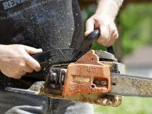 Torino: stanco di stare a casa, va in giro con la motosega e minaccia chi cerca di fermarlo