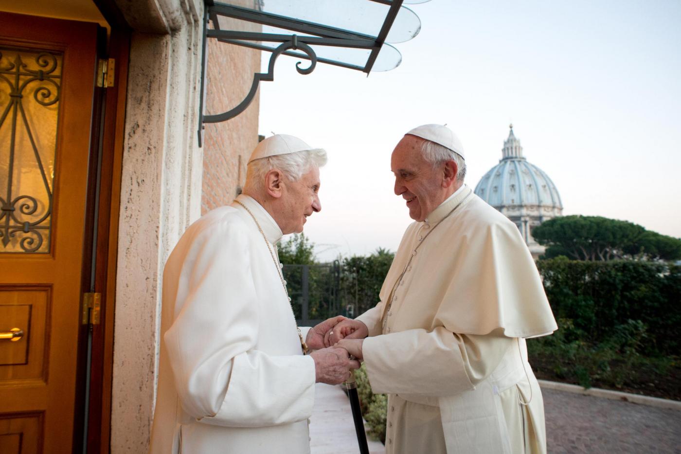 Papa Francesco: “Vivere con Ratzinger è come avere un nonno saggio in casa”