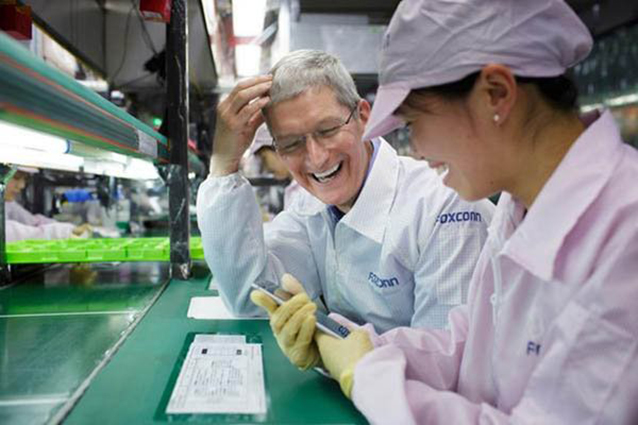 Foxconn, l'azienda che produce gli iPhone licenzia 60 mila dipendenti e li sostituisce con i robot