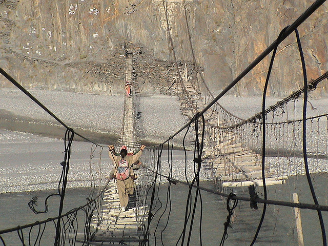 ponti sospesi fiume hunza