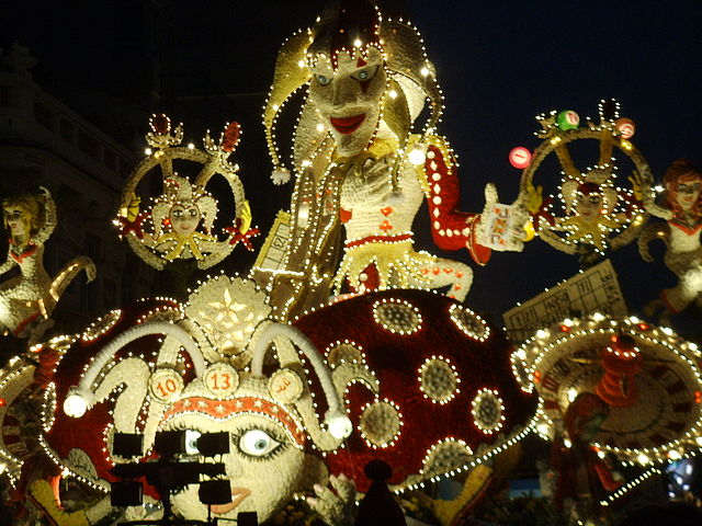 Foto di <a href="http://it.wikipedia.org/wiki/File:Carnevale_di_acireale_208,_carro_infioreto_vicnitore,_gi%C3%B9_la_maschera.JPG" target="_blank" rel="nofollow">sailko</a>
