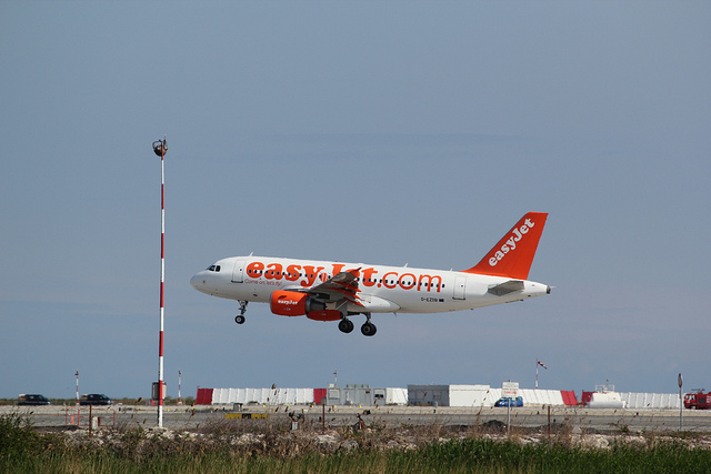 Aereo easyJet al decollo. Foto di Mathieu Marquer.