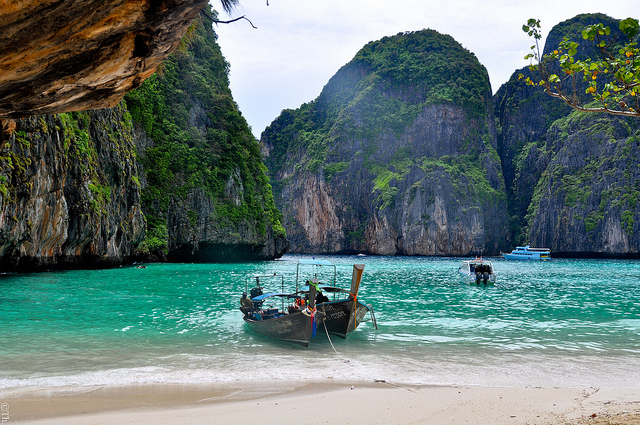 barca Maya Bay
