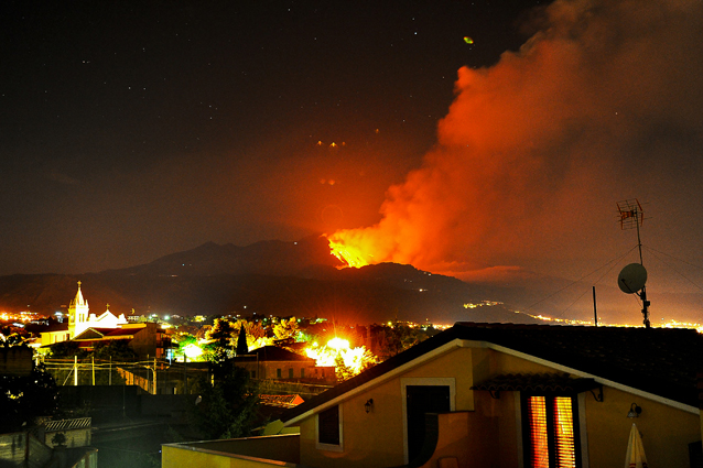La pericolosa vicinanza del maestoso vulcano alle città del Catanese.