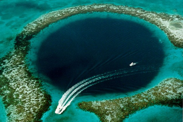 L'immenso buco blu nel Mare dei Caraibi