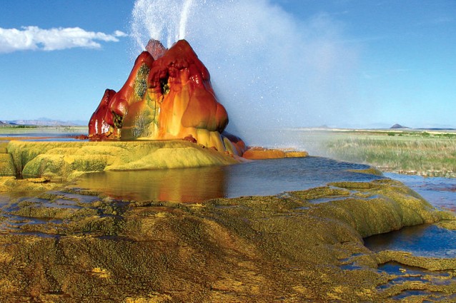 Lo spettacolo dei Fly Geyser in Nevada: strutture aliene create dall’uomo