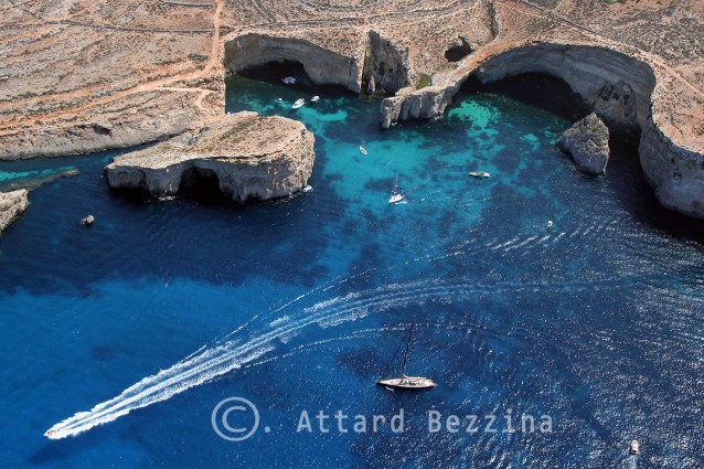Cosa vedere e come arrivare all'incantevole isola di Comino (FOTO)