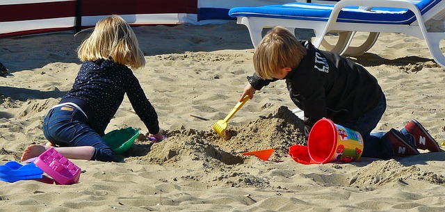 Bambini piccoli in vacanza: ci si diverte con tutto e spendendo poco (Foto di cocoparisienne).