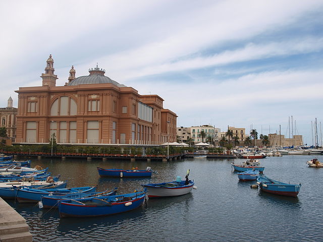 Bari, veduta del porto con il Teatro Margherita (Foto di Alabama)