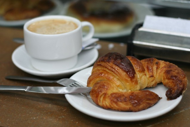 Il cornetto, un tratto distintivo delle colazioni italiane e francesi.