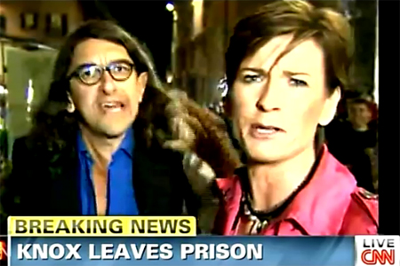 Amanda Knox è stata assolta e con lei anche l'ex fidanzato Raffaele Sollecito: mentre si parlava della sentenza in uno speciale della Cnn è spuntato il disturbatore Gabriele Paolini che ha uralto "Berlusconi pedofilo" e ha chiesto giustizia per Meredith Kercher