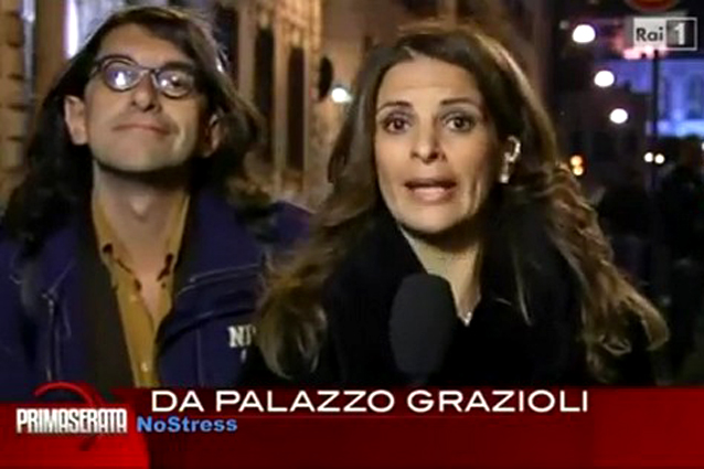 Gabriele Paolini interrompe lo speciale di Porta a Porta insultanto Berlusconi: in studio Bruno vespa invita la sua giornalista a dargli un calcio ma poi prende in giro Paolini