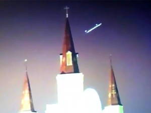Nuovo avvistamento Ufo, o presunto tale, nei cieli americani: il video è stato ripreso durante una gara di football in americano. In molti però sono scettici sulla veridicità dell'avvistamento alieno