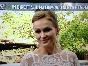 Eva Henger sposa il produttore Massimiliano Caroletti, in diretta televisiva per Domenica Live. Tra gli invitati Annalisa Minetti e Tomas Milian.