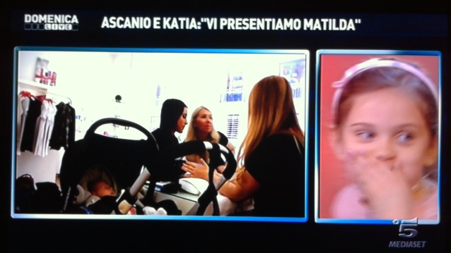 Matilda fa shopping con sua madre e il piccolo Tancredi le accompagna in passeggino