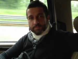 Edoardo Stoppa, aggredito con la sua troupe mentre mostrava un allevamento che maltrattava i cani con collari ad impulsi elettrici, spiega in un video che cosa è successo: "Questo accade quando la gente viene messa di fronte alle proprie malefatte".