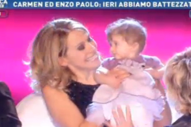 Maria, la figlia di Carmen Russo ed Enzo Paolo Turchi, è senza mezzi termini fantastica. La coppia ha mostrato a "Domenica Live" foto e video del suo battesimo, la madrina della piccola è stata Valeria Marini.