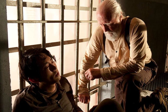 The Walking Dead 4 prosegue il suo percorso introspettivo, l'imperativo è "adattati". Questa cifra stilistica resterà anche nei prossimi due episodi e, aspettando un po' di azione vera, il terzo episodio rinfranca per dialoghi spaventosi ed un Hershel in grande spolvero.