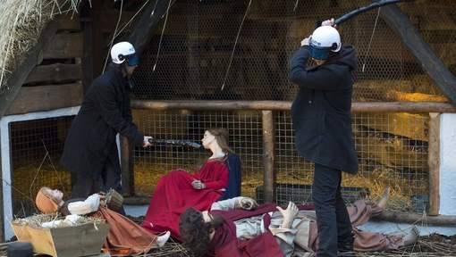 Una immagine dell'assalto al presepe nella Grand Place di Bruxelles.