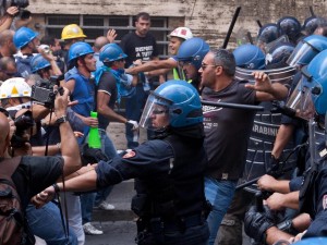 Occupazioni, presidi, proteste: il natale in fabbrica di chi perde il lavoro